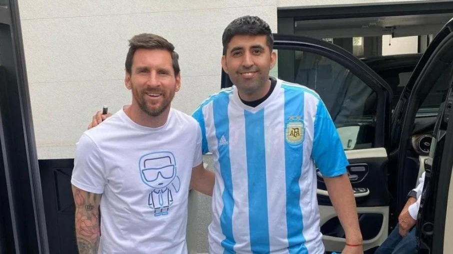 Torcedor viaja 10km de bicicleta, bate na porta da casa de Messi e é recebido pelo astro