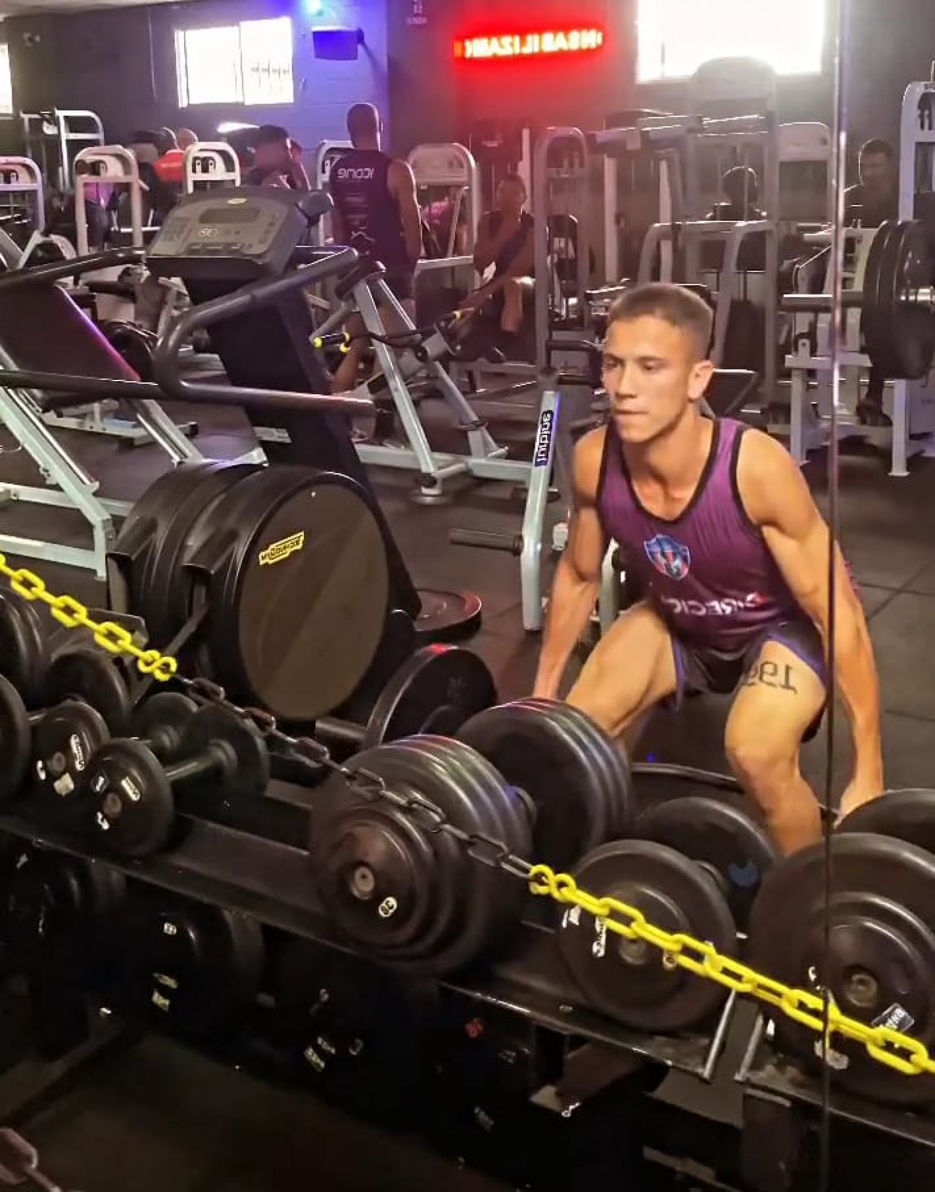 Os jogadores intensificaram a parte física em treinos na academia. O lateral-direito João Marcelo  fazendo fortalecimento muscular - Divulgação