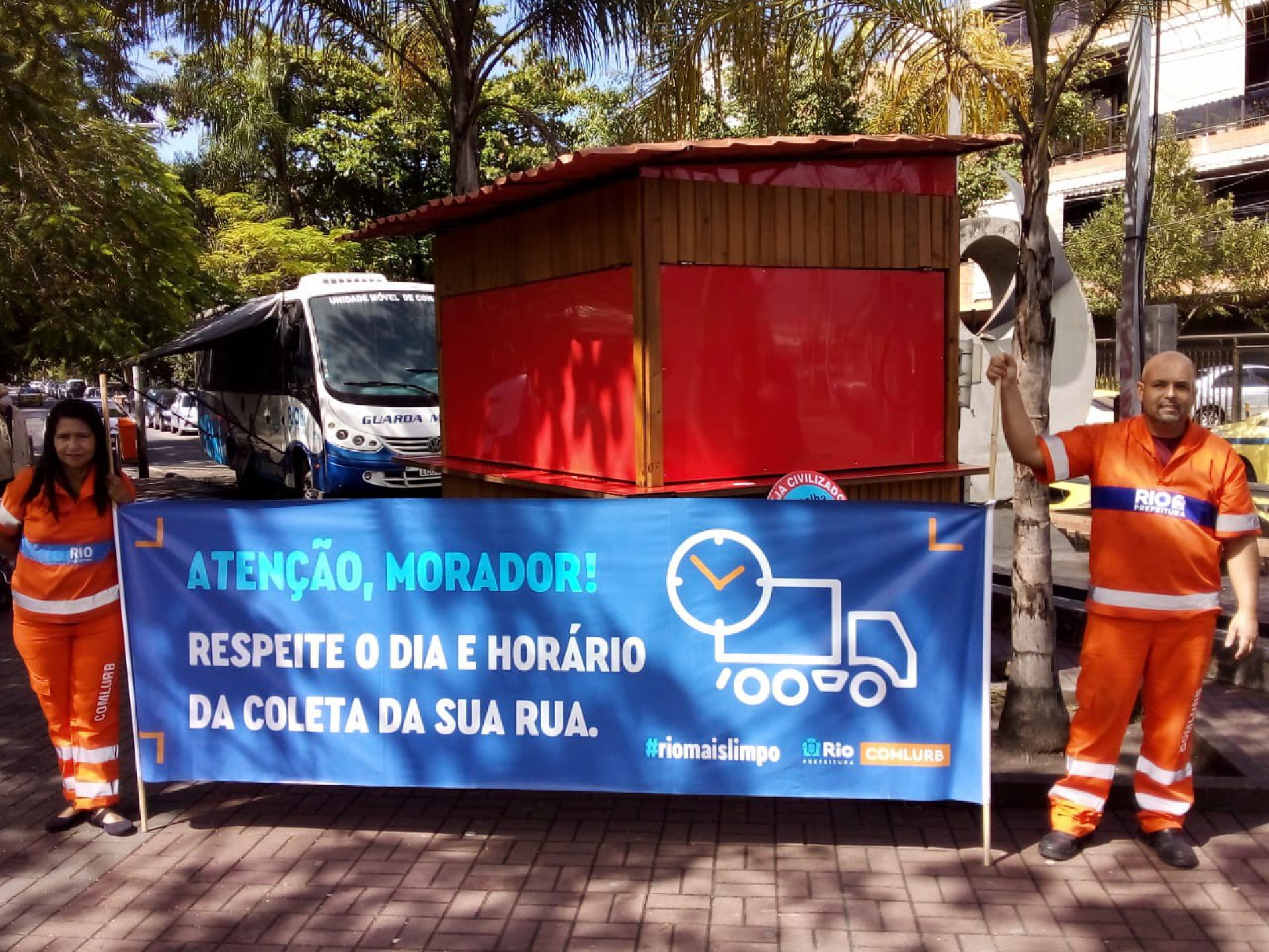 Garis estiveram presentes orientando à população local - Prefeitura do Rio