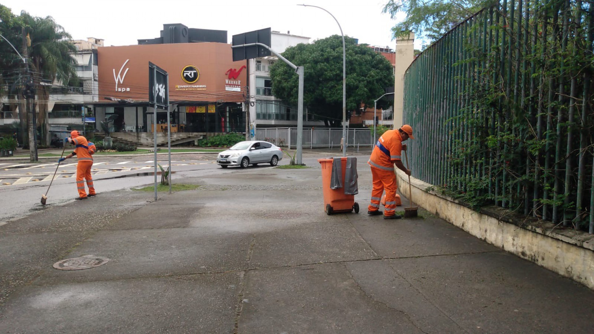 Limpeza contemplou canteiros centrais e sarjetas  - Prefeitura do Rio