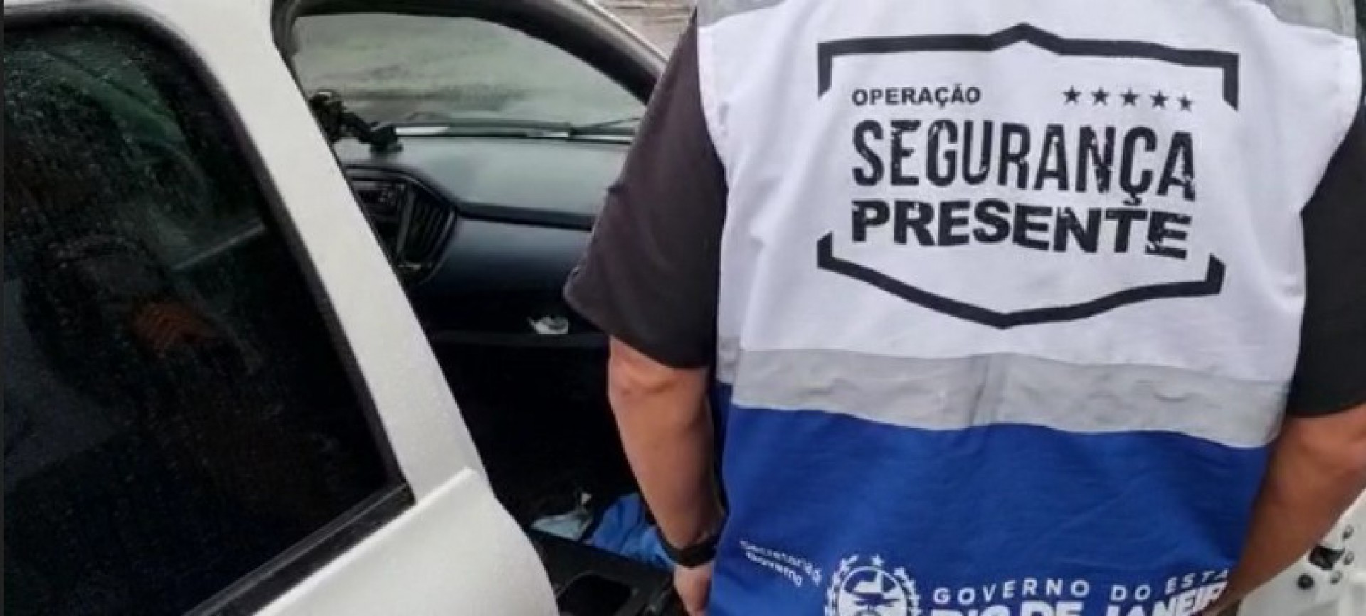 Policiais da Operação Itaboraí Presente prendem homem em flagrante ao roubar carro - Divulgação
