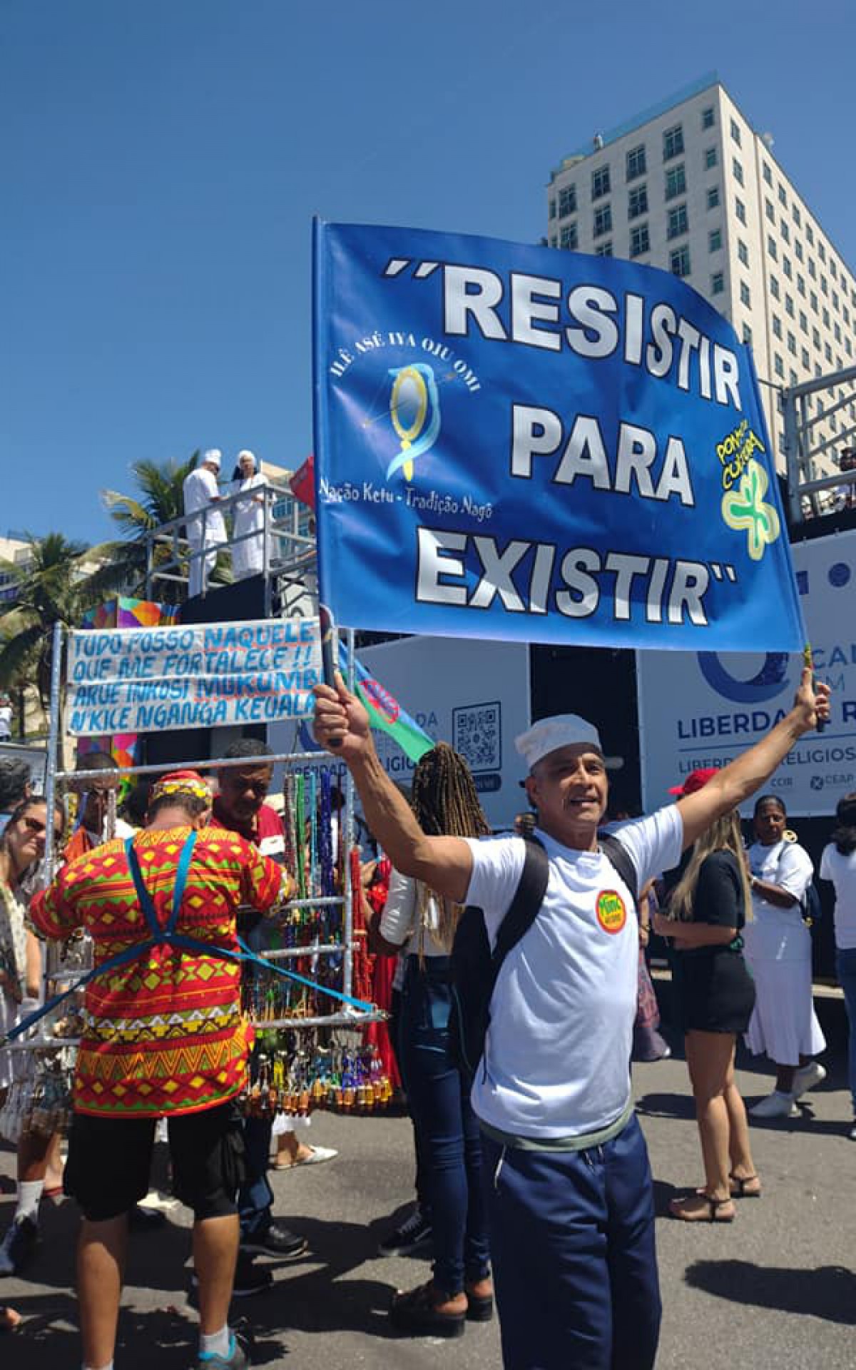 Pessoas de diferentes religiões participam da Caminhada em Defesa da Liberdade Religiosa, em Copacabana - Reprodução