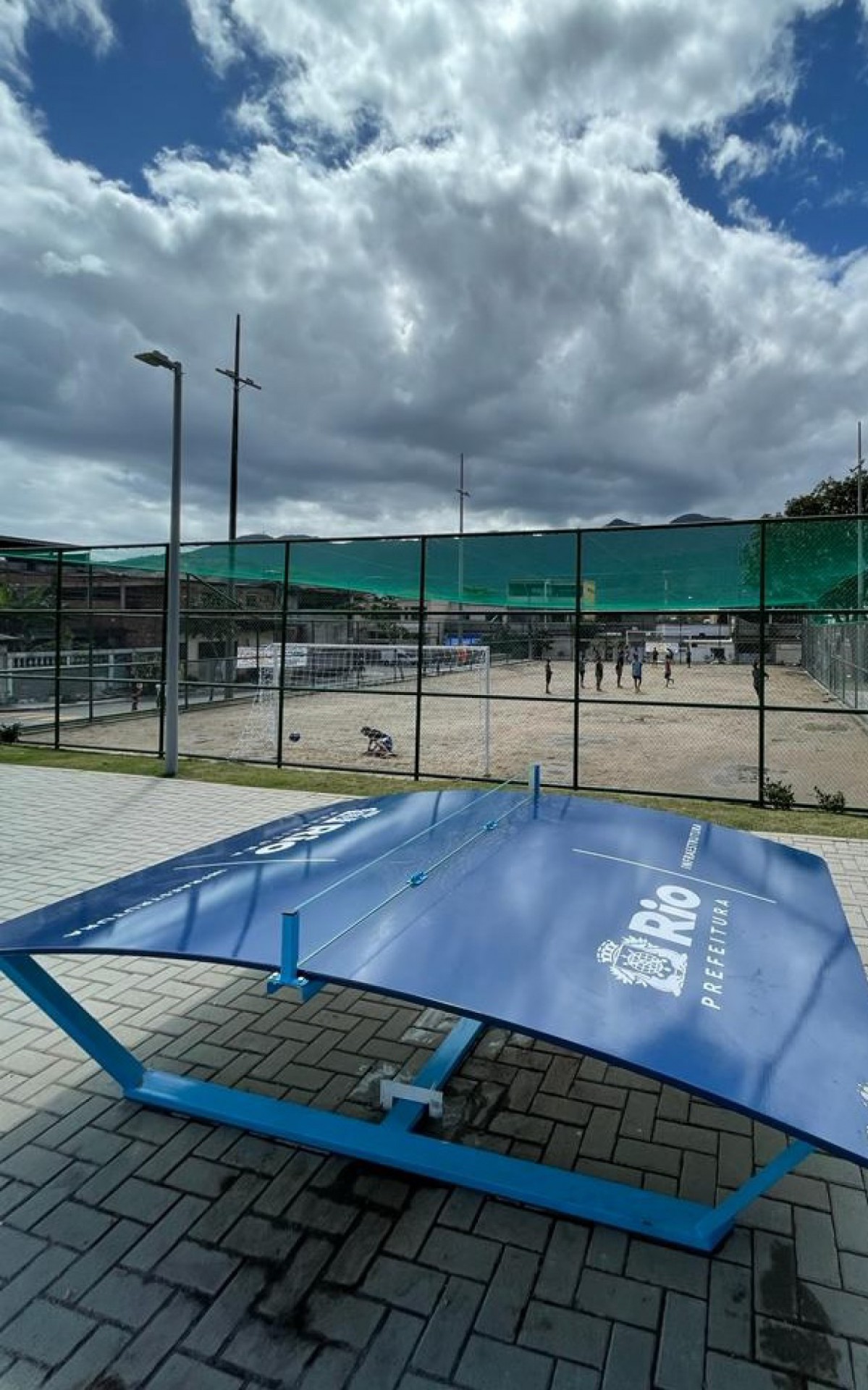 Equipamento de futmesa é instalado na Praça Ana Maria Nacinovic, na Vila Kennedy - Divulgação / Prefeitura do Rio