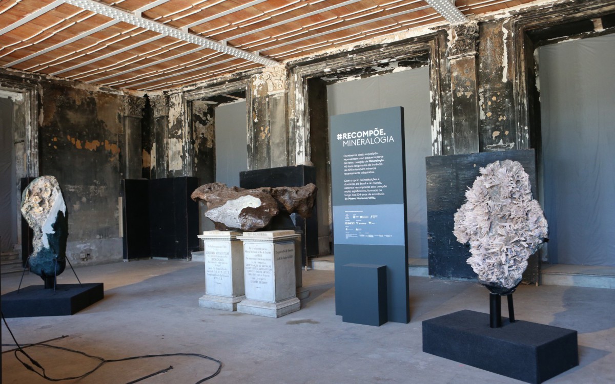 Meteorito est&aacute; em exposi&ccedil;&atilde;o na entrada do Museu Nacional - Cleber Mendes/Ag&ecirc;ncia O Dia