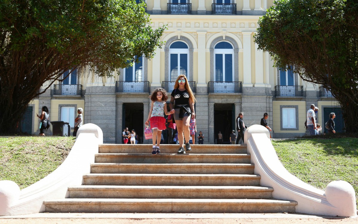 Visitantes do museu Nacional, neste domingo (18). Na foto, Rosana Alves com a sua filha.  - Cleber Mendes/ AgÃªncia O Dia