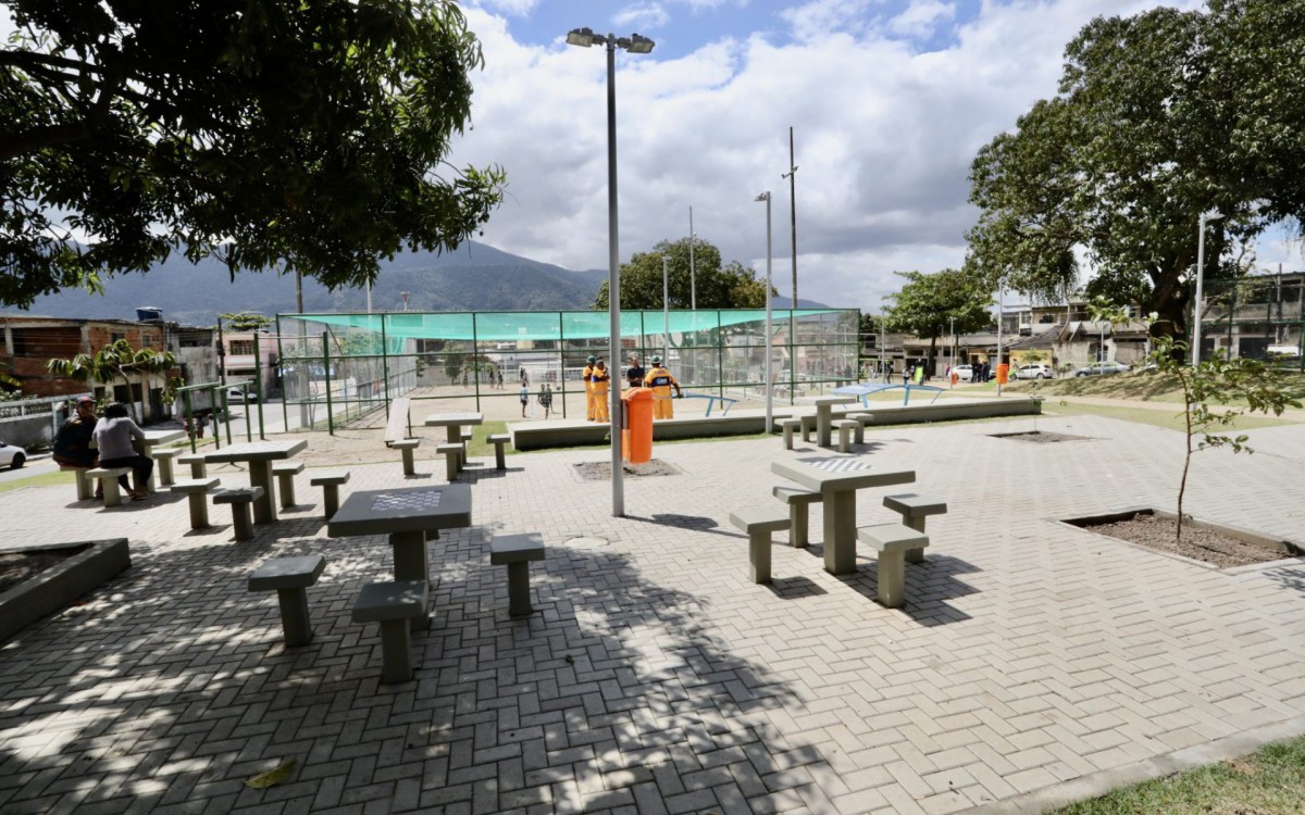 Pra&ccedil;a Ana Maria Nacinovic, na Vila Kennedy, foi revitalizada pelo Programa Bairro Maravilha