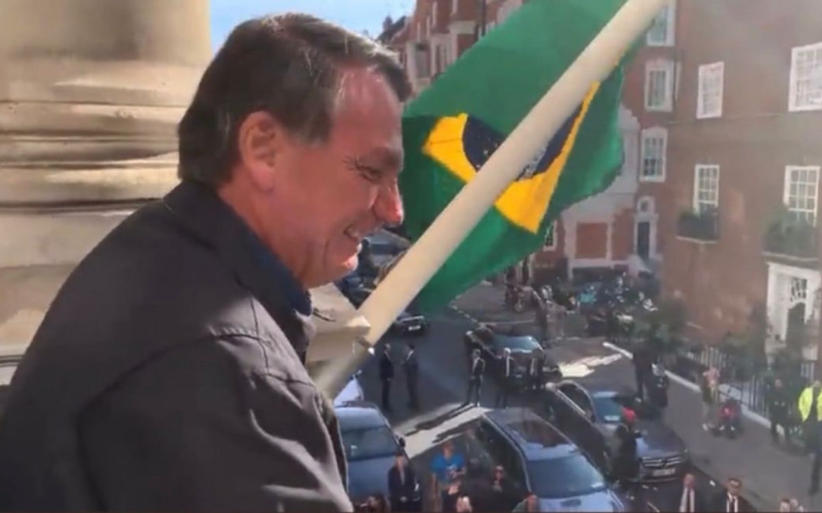 Bolsonaro chega a Londres e faz discurso na sacada da embaixada