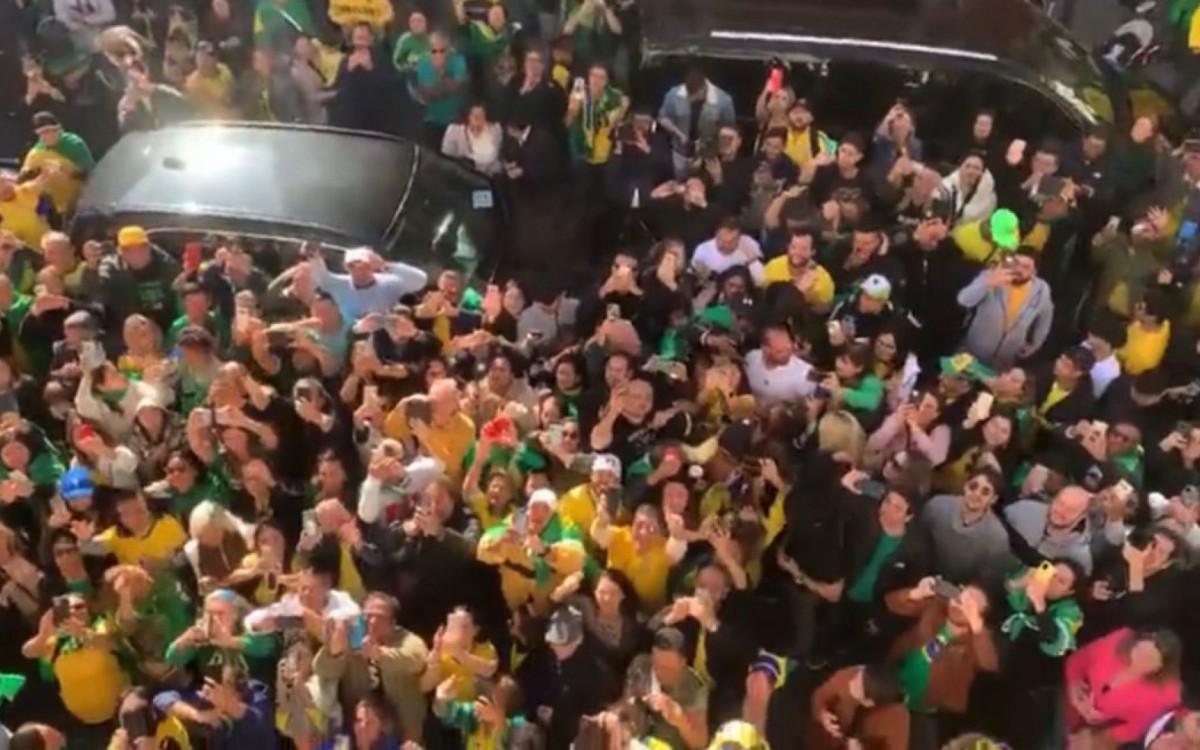 Dezenas de apoiadores aguardavam o presidente em frente a embaixada brasileira