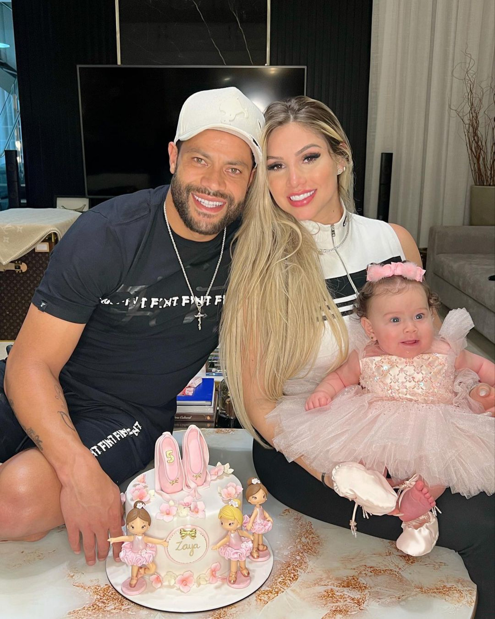 Hulk e Camila Ângelo com a pequena Zaya - Reprodução do Instagram