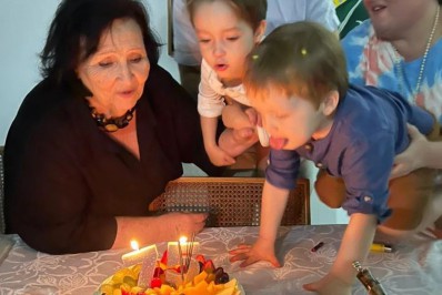 Mãe de Paulo Gustavo celebra aniversário em festa com os netos