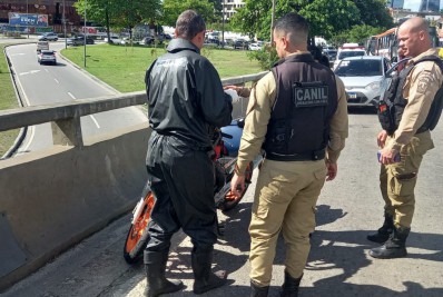 Guardas municipais socorrem motociclista com corte causado por linha chilena