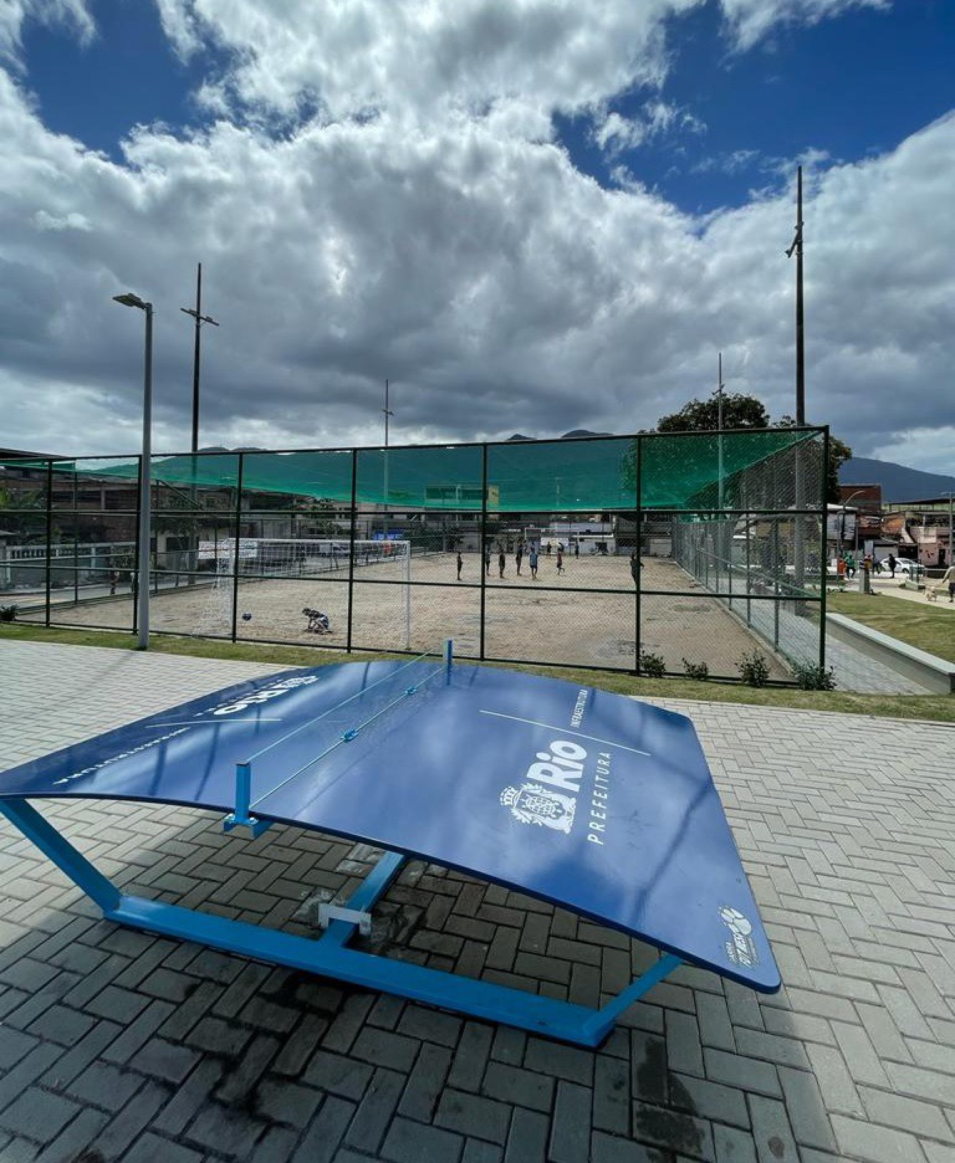 Equipamento de futmesa &eacute; instalado na Pra&ccedil;a Ana Maria Nacinovic, na Vila Kennedy
