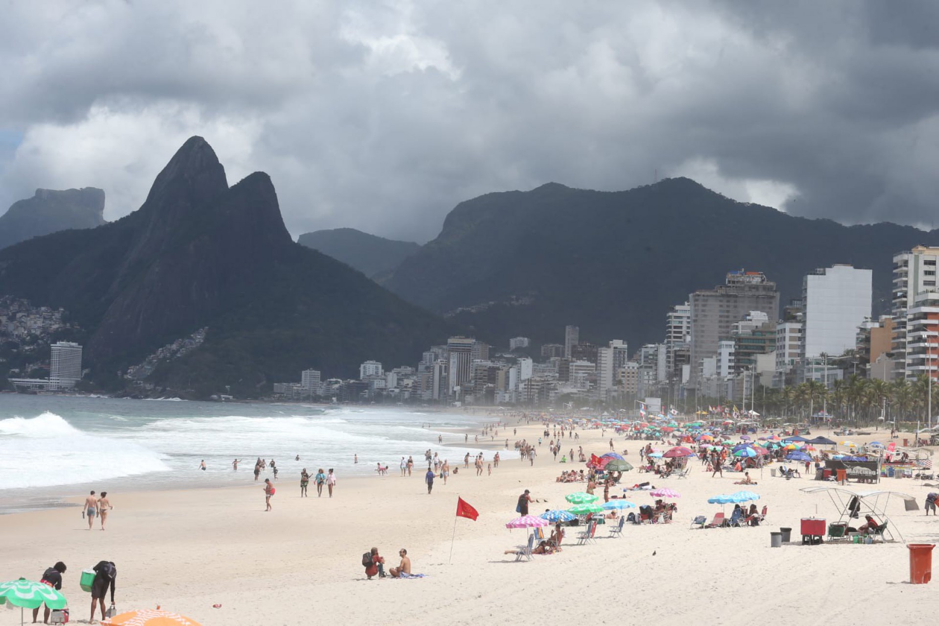Cariocas aproveitam último domingo do inverno na Praia do Arpoador, Zona Sul - Cleber Mendes / Agência O Dia