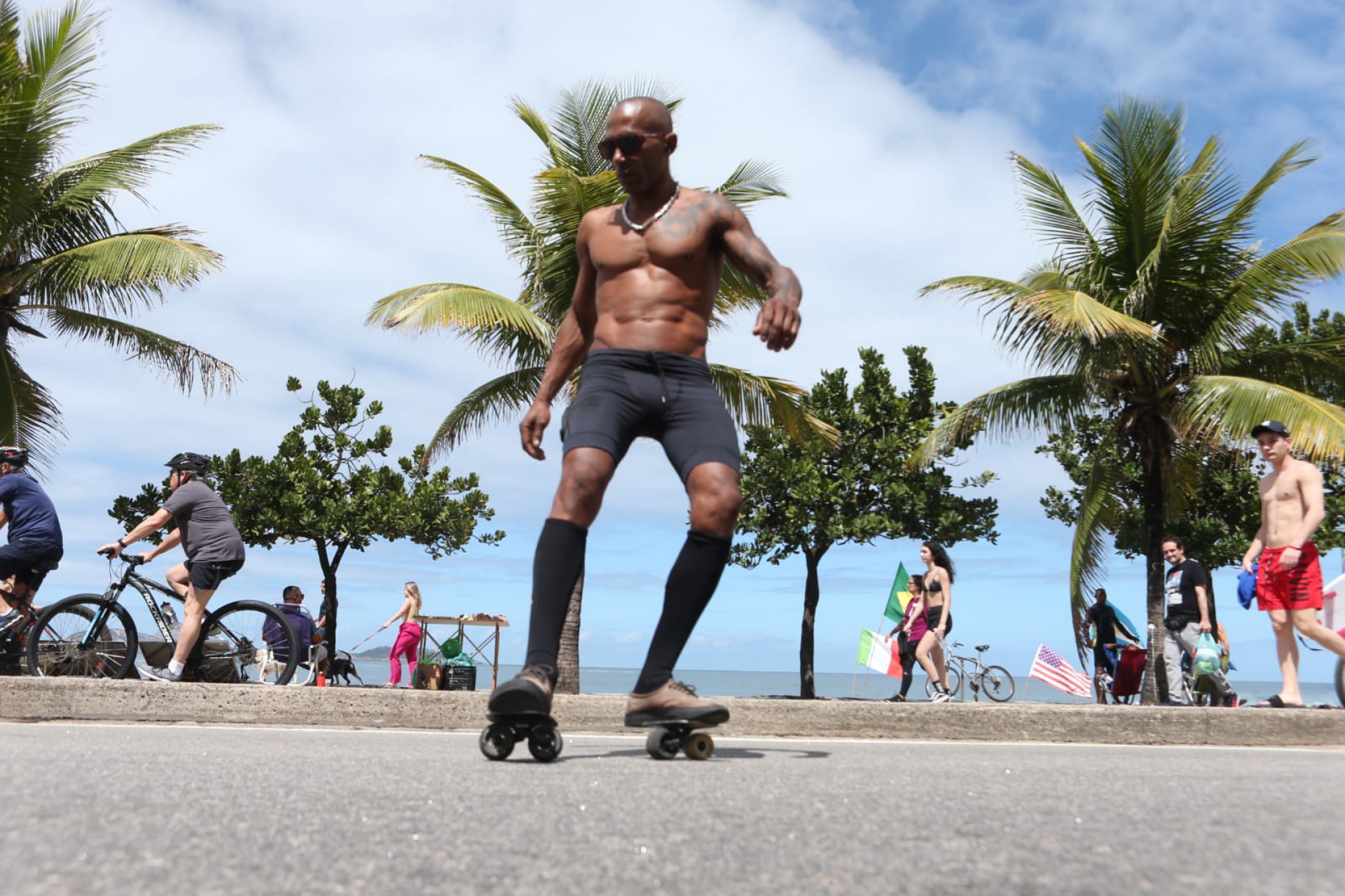 Cariocas aproveitam último domingo do inverno na Praia do Arpoador, Zona Sul - Cleber Mendes / Agência O Dia