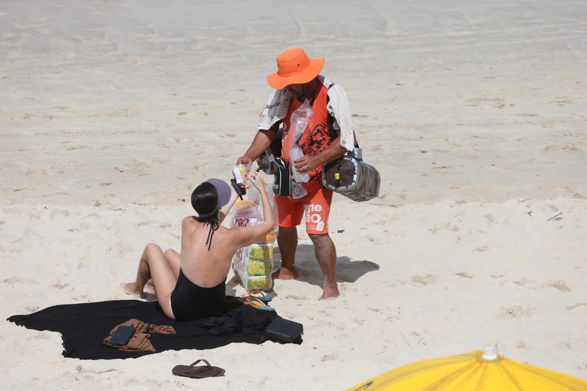 Cariocas aproveitam último domingo do inverno na Praia do Arpoador, Zona Sul - Cleber Mendes / Agência O Dia