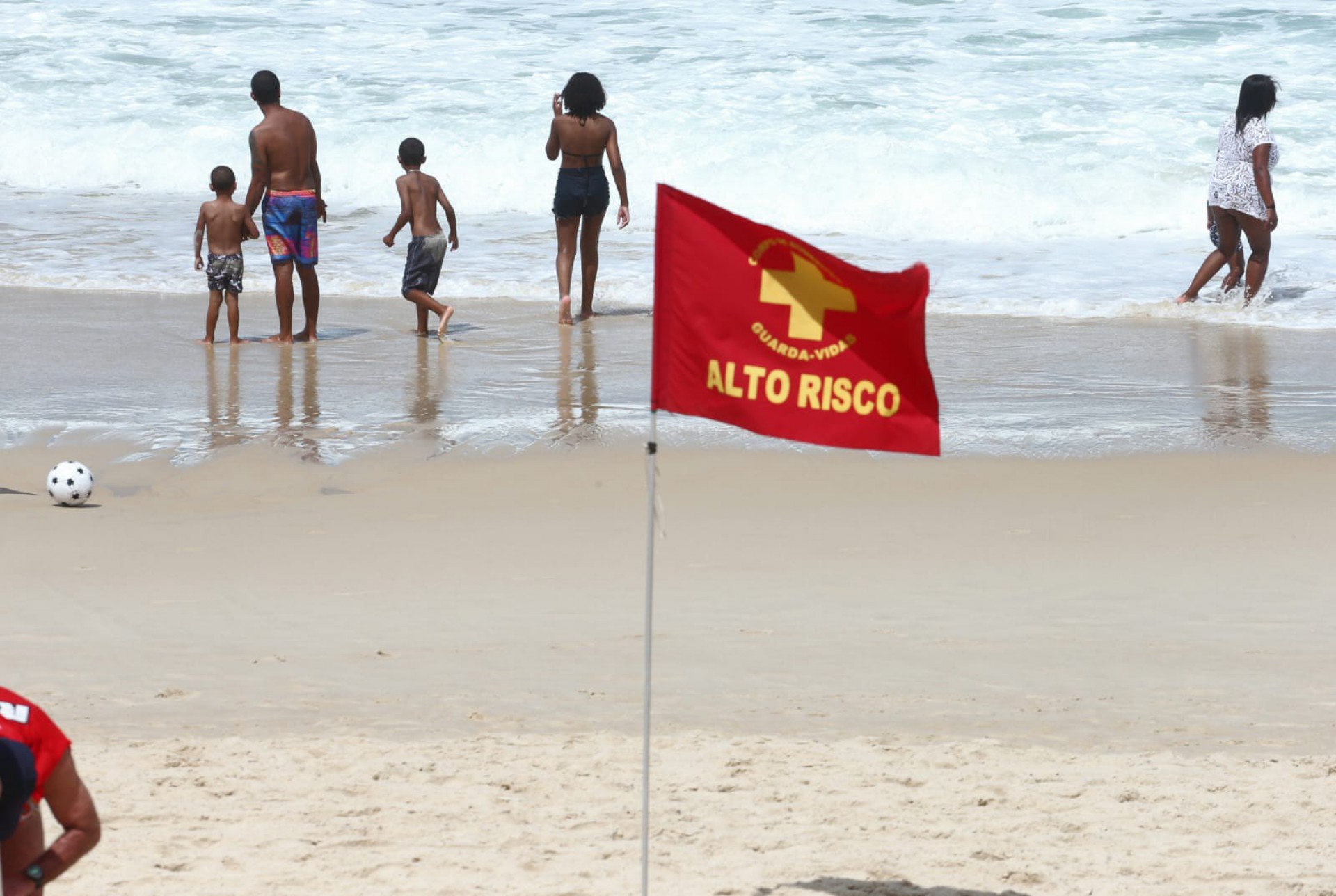 Alerta de ressaca: até 9h de segunda-feira (19) ondas de 2,5 metros podem atingir a orla da cidade - Cleber Mendes / Agência O Dia