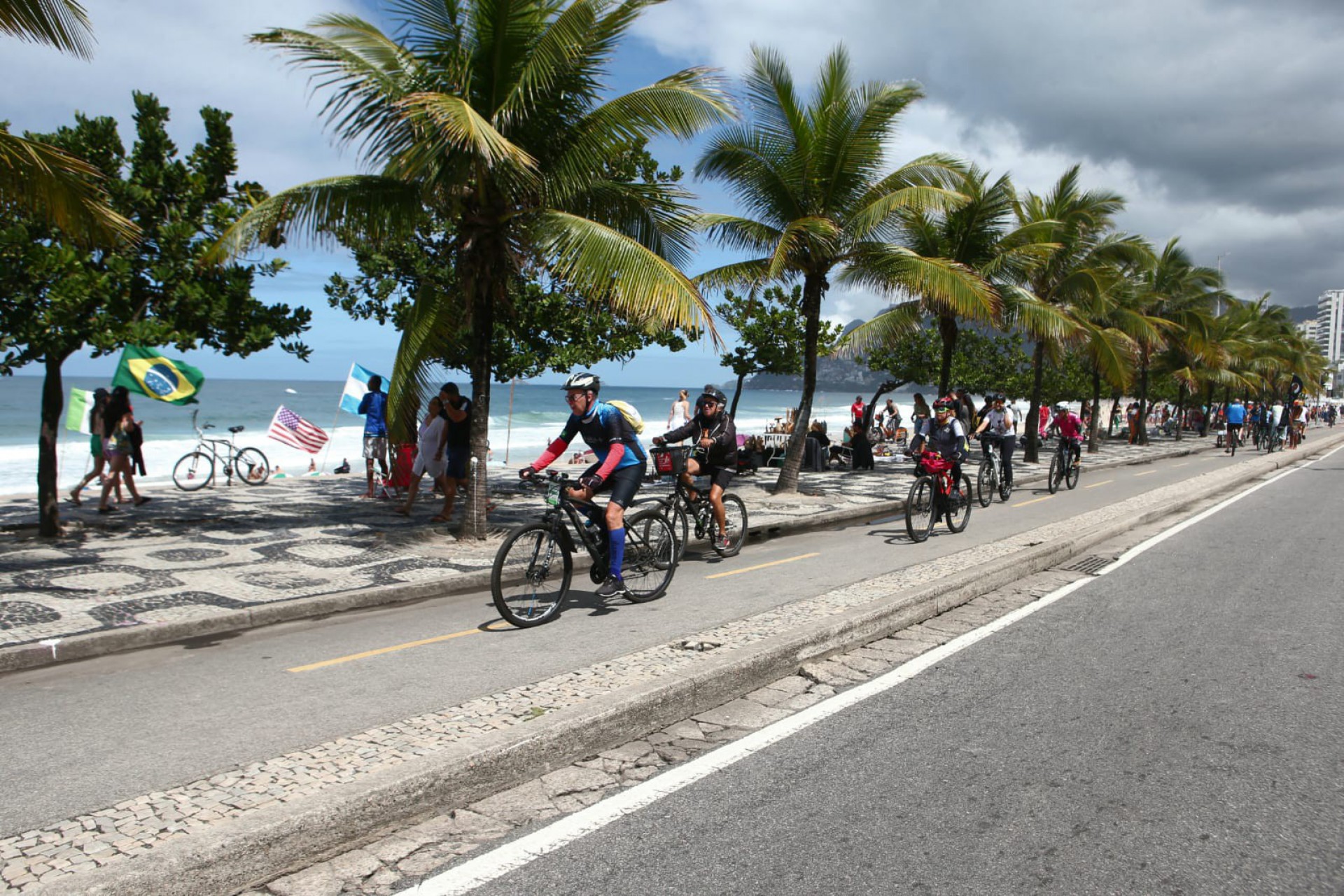 Cariocas aproveitam último domingo do inverno na Praia do Arpoador, Zona Sul - Cleber Mendes / Agência O Dia