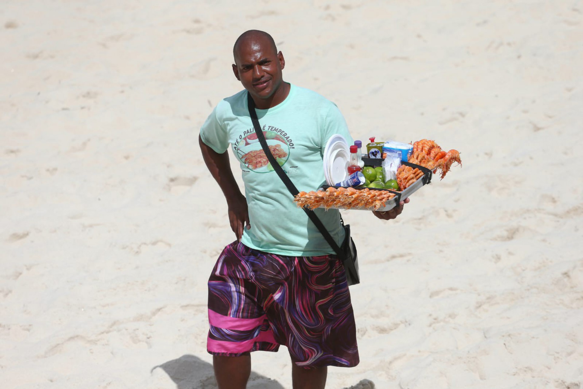 Cariocas aproveitam último domingo do inverno na Praia do Arpoador, Zona Sul - Cleber Mendes / Agência O Dia