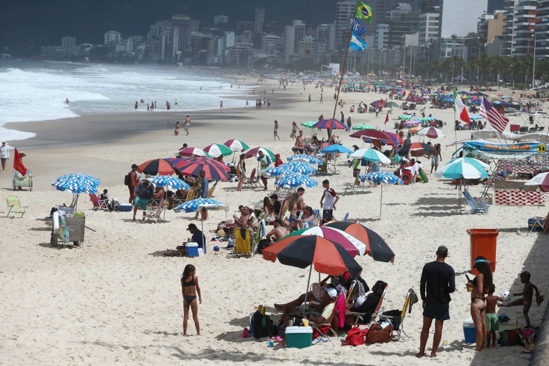 Cariocas aproveitam último domingo do inverno na Praia do Arpoador, Zona Sul - Cleber Mendes / Agência O Dia