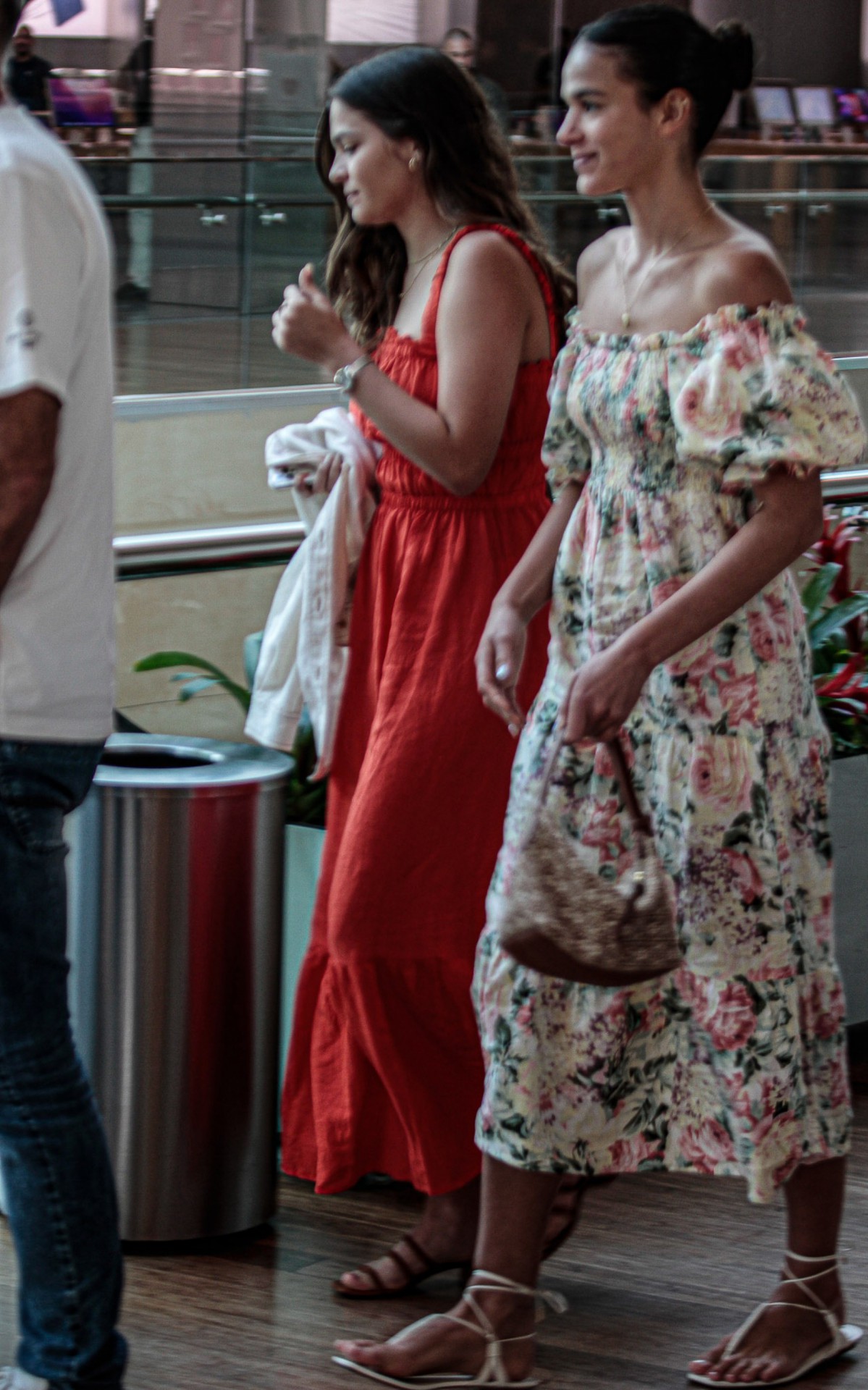 Bruna Marquezine curtiu dia no shopping com a fam&iacute;lia 