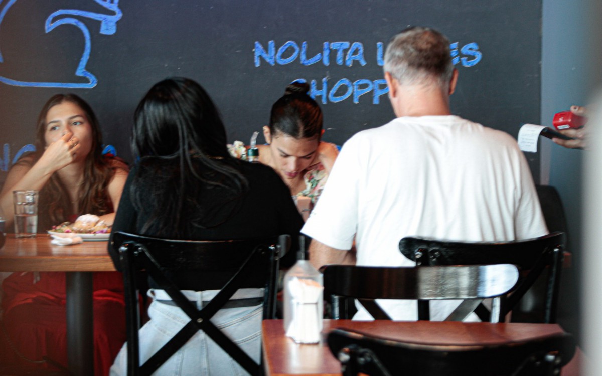 Bruna Marquezine curtiu dia no shopping com a fam&iacute;lia 