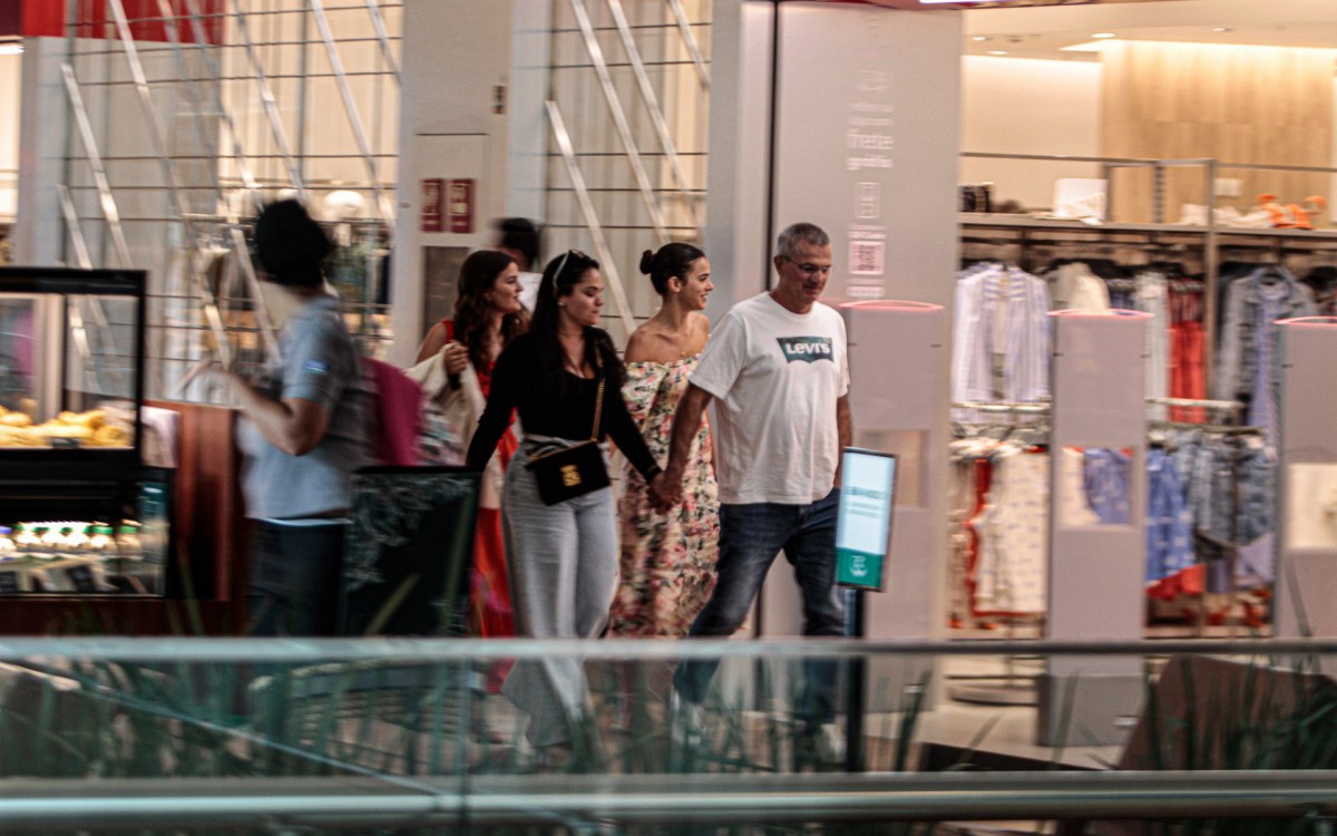 Bruna Marquezine curtiu dia no shopping com a família  - Foto: Edson Aipim/Ag.News