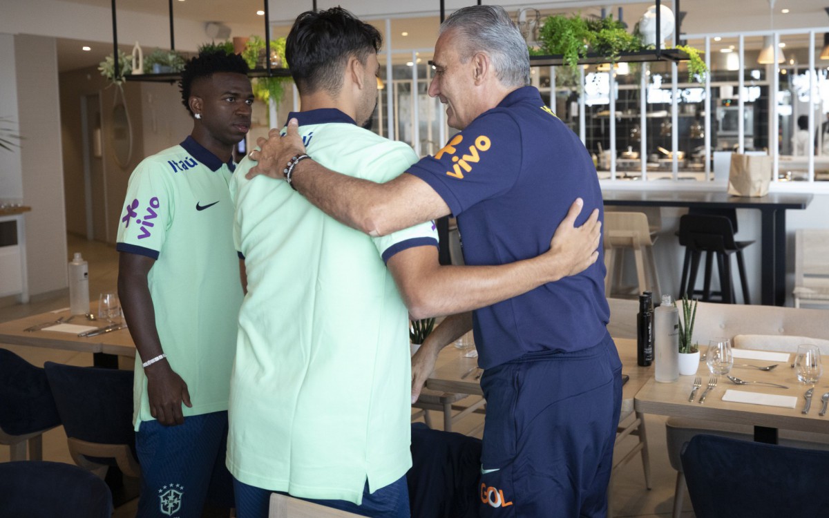 Vinicius Junior ao lado de Tite e Lucas Paquet&aacute;