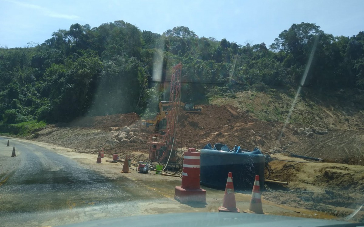 Obra da CCR na BR 101 em Monsuaba