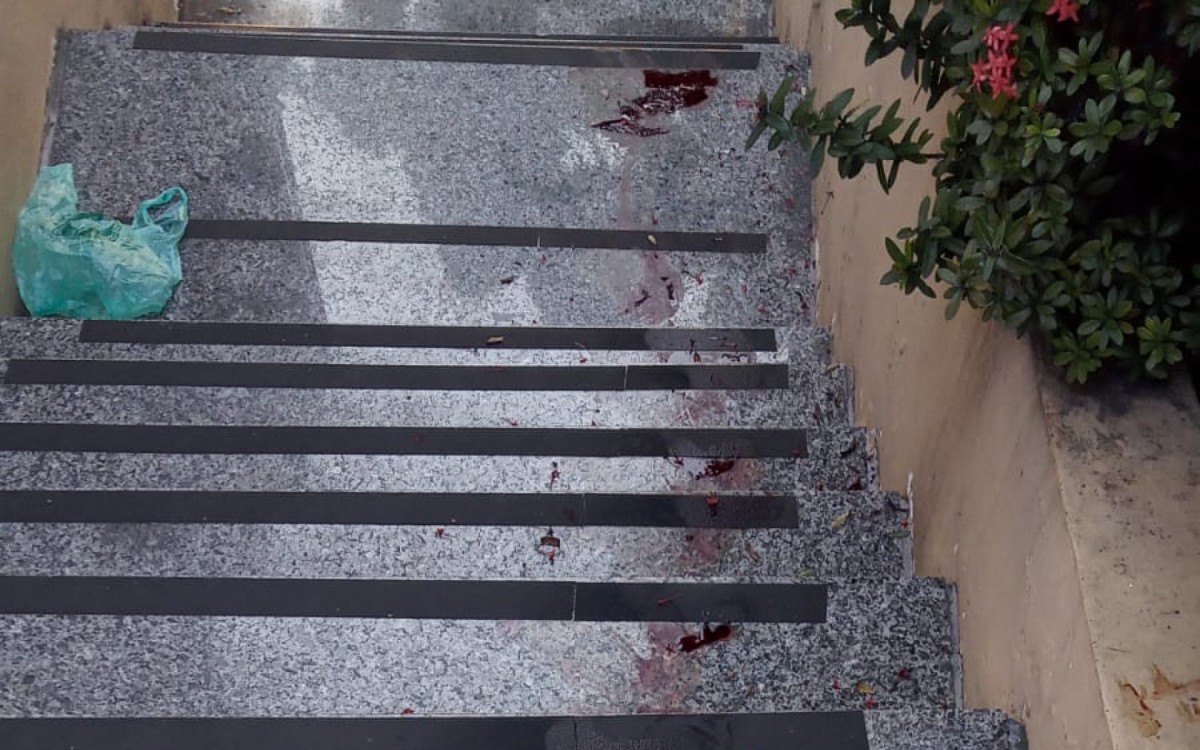 Manchas de sangue deixadas por um dos suspeitos no pátio do prédio