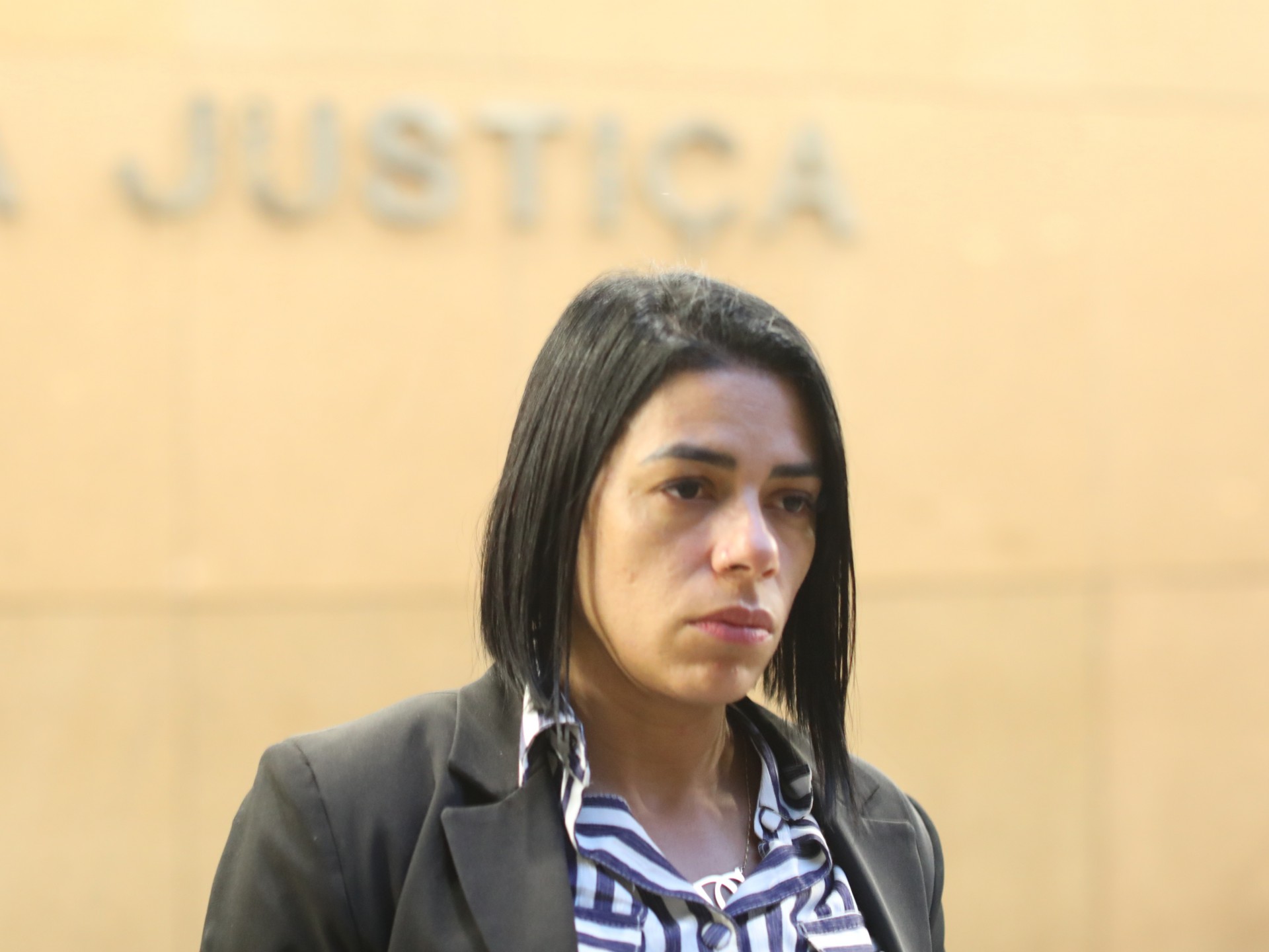 Débora Couto de Mendonça, de 38 anos, irmã do papiloscopista, esteve no Fórum para a primeira audiência  - Pedro Ivo/Agência O Dia