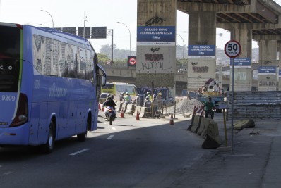 Cariocas reclamam de trânsito no 1º dia útil de bloqueios na Av. Brasil para obra do Terminal Gentileza