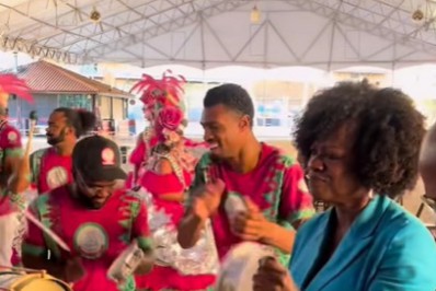 Viola Davis visita a Cidade do Samba e toca tamborim com integrantes da Mangueira