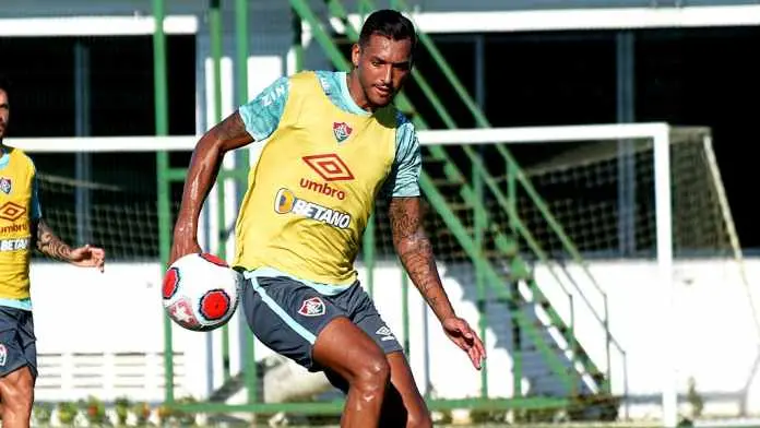 Zagueiro do Fluminense se recupera de lesão e deve ficar à disposição para os próximos jogos