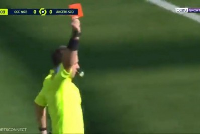 Ex-zagueiro do Barcelona é expulso com nove segundos de jogo na França; veja o vídeo