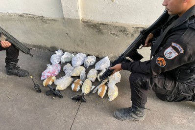 PM prende dupla com pistolas e drogas em Belford Roxo