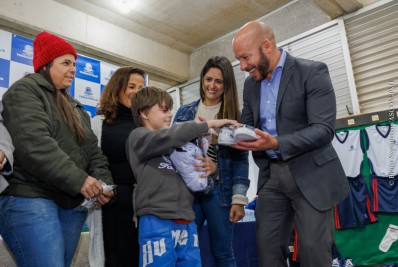 Alunos da Rede Municipal de Teresópolis recebem novos kits de uniformes
