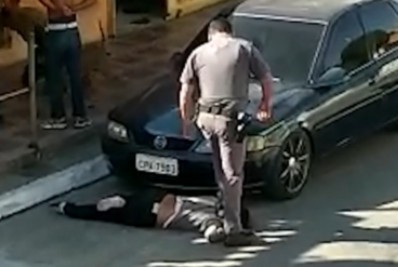 Mulher que policial pisou no pescoço recorre por condenação de agressor