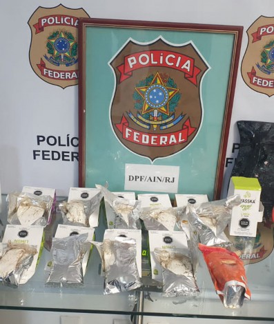 Cocaína foi encontrada foi encontrada em diferentes recipientes na mala do suspeito