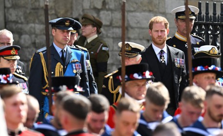 Durante o funeral da rainha Elizabeth II, os irmãos William e Harry não fizeram contato visual e sentaram separados - AFP