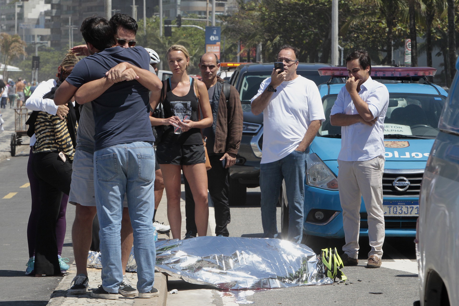Segundo informações, a vitima se desequilibrou após acidente com um pedestre e caiu na via onde foi atropelado por um ônibus - Reginaldo Pimenta / Agencia O Dia