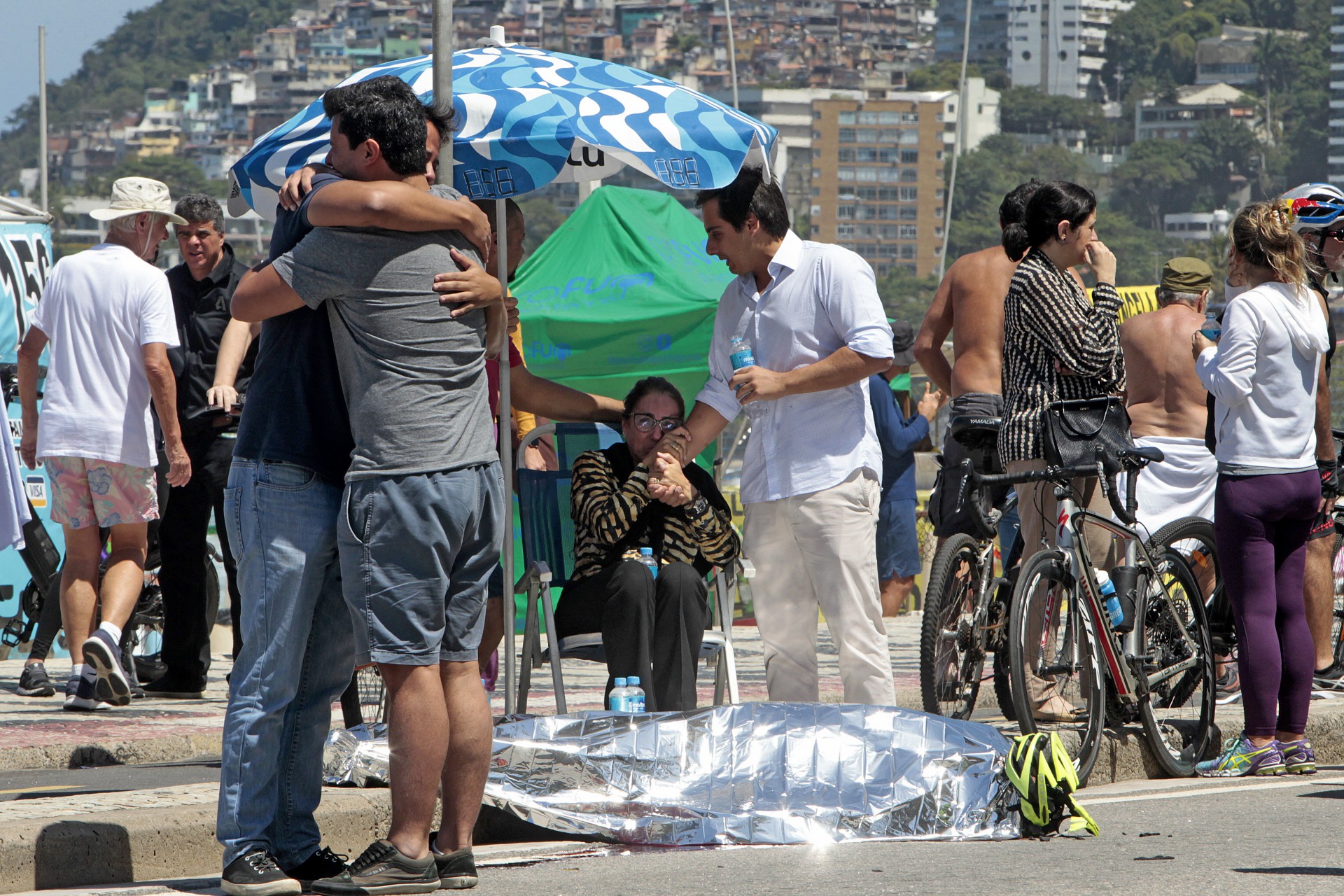Homem foi morto após ser atropelado por um ônibus enquanto andava de bicicleta na Praia do Leblon - Reginaldo Pimenta / Agencia O Dia