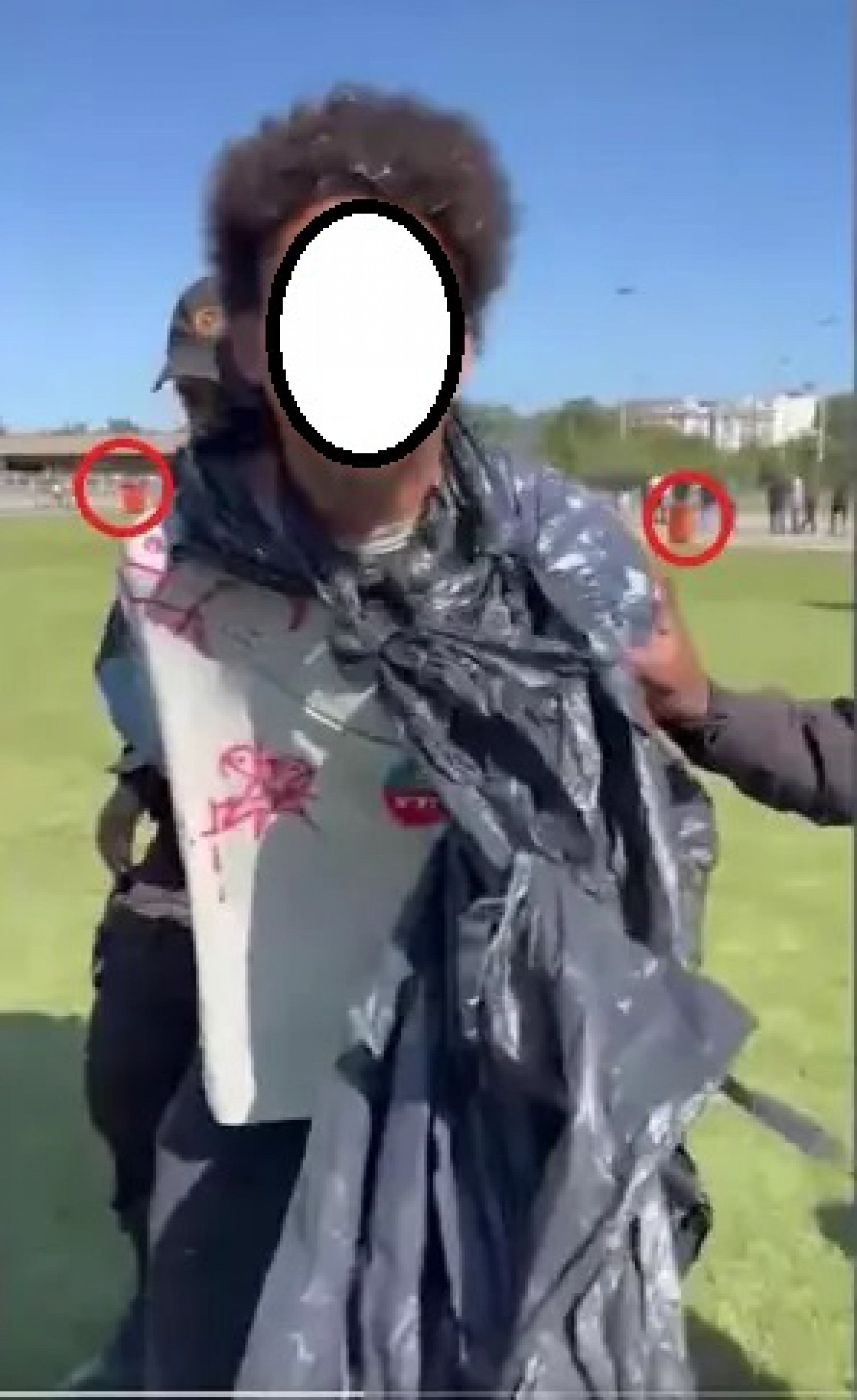 Print do v&iacute;deo do jornal O Globo mostrando as estruturas laranjas ao redor do gramado - Reprodu&ccedil;&atilde;o