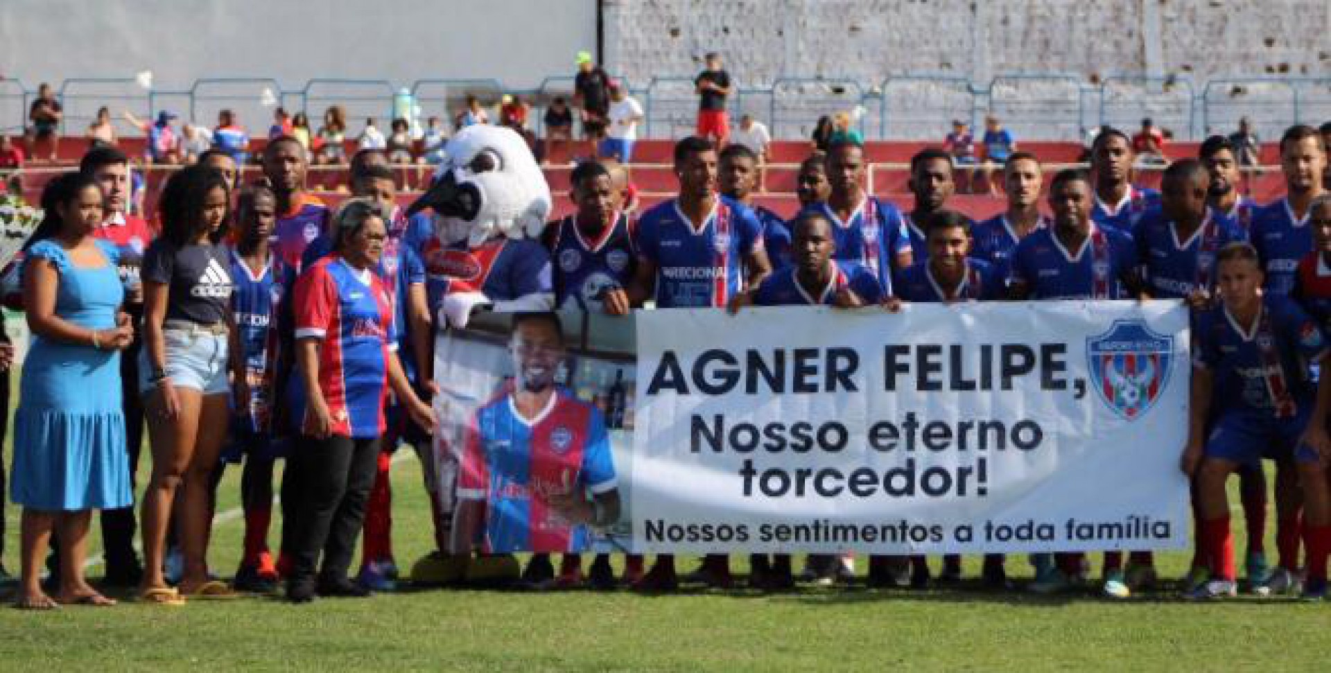 Os jogadores homenagearam com uma faixa o torcedor Agner Felipe, que infelizmente morreu em um acidente de moto - Edson VHL / SEBR