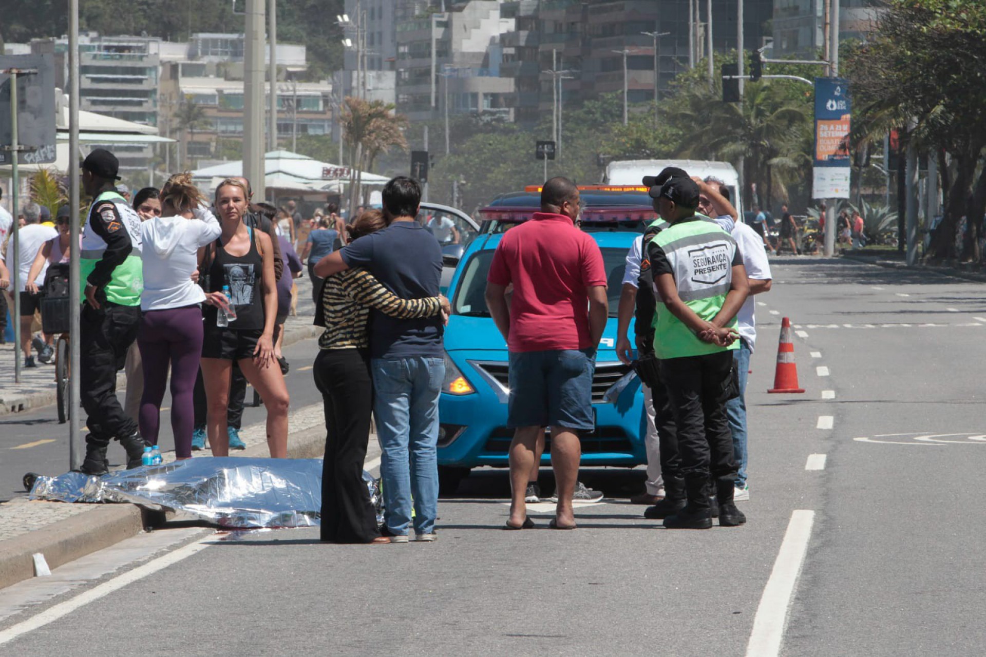 Homem &eacute; morto enquanto andava de bicicleta ap&oacute;s ser atropelado por um &ocirc;nibus na Praia do Leblon - Reginaldo Pimenta/Ag&ecirc;ncia O Dia