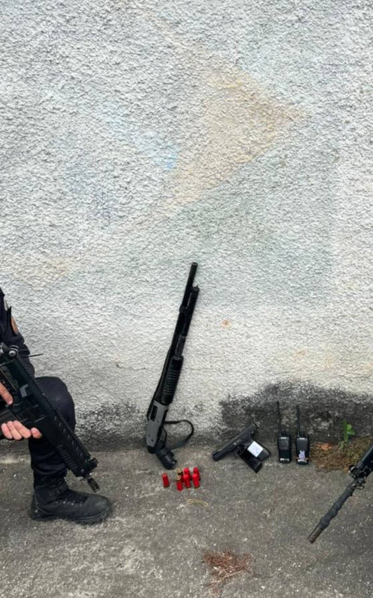 PMs apreenderam uma pistola e uma espingarda, além de terem removido barricadas - Divulgação/Polícia Militar