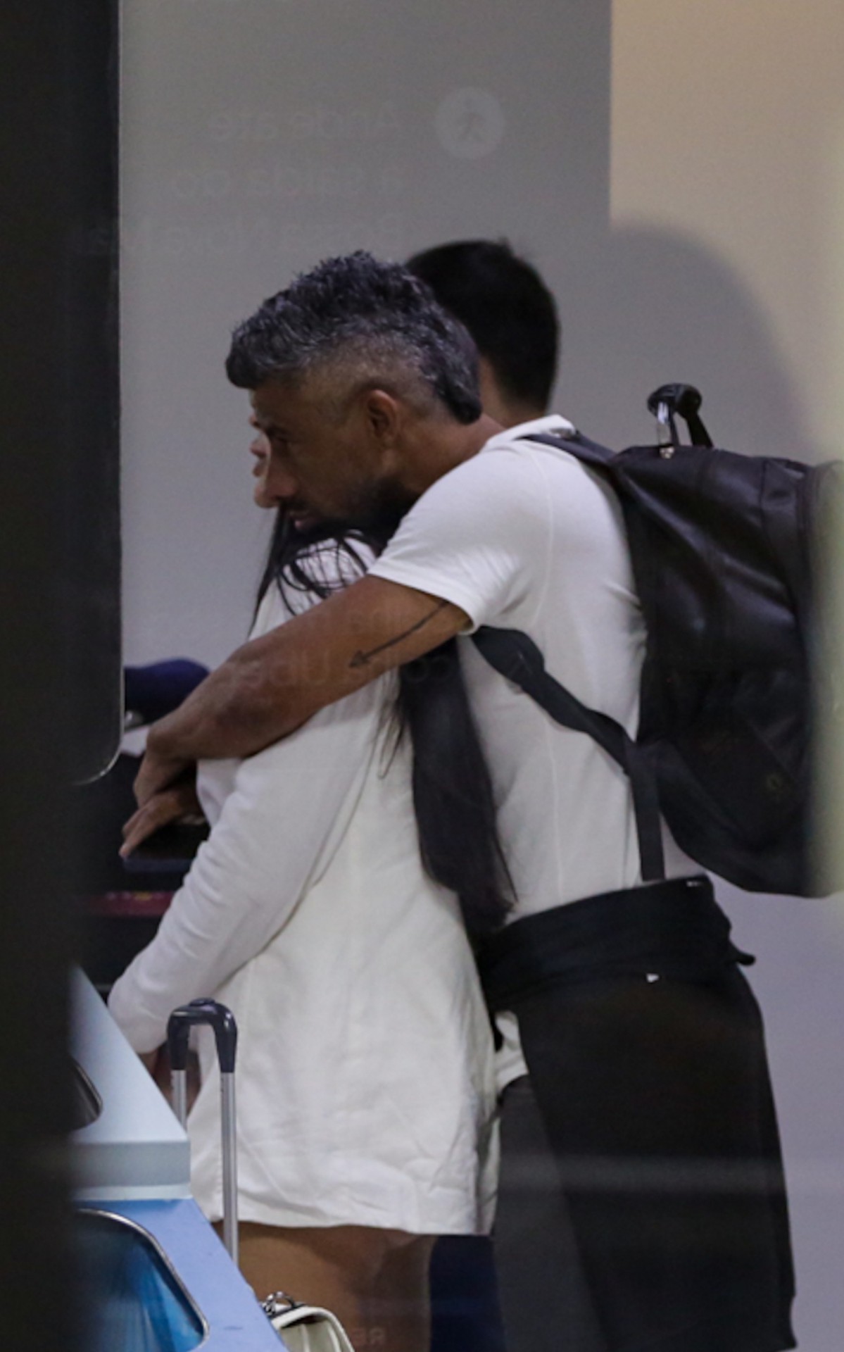 L&eacute;o Moura e a mulher, Camila Silva, desembarcam no Aeroporto Santos Dumont, no Rio, na noite desta segunda-feira