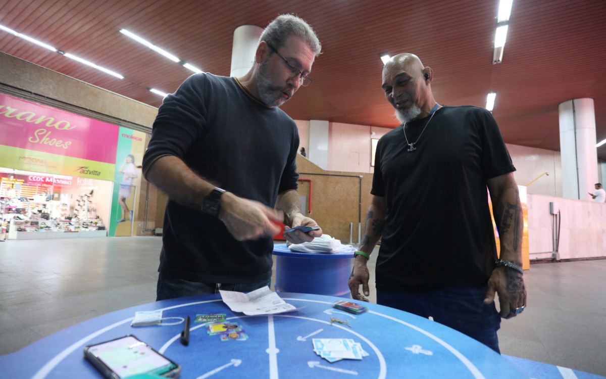 Febre das figurinhas da Copa no Centro do Rio. Carlos Macedo e James Acruchi (de óculos) trocam figurinhas na estação do Metrô da Carioca.