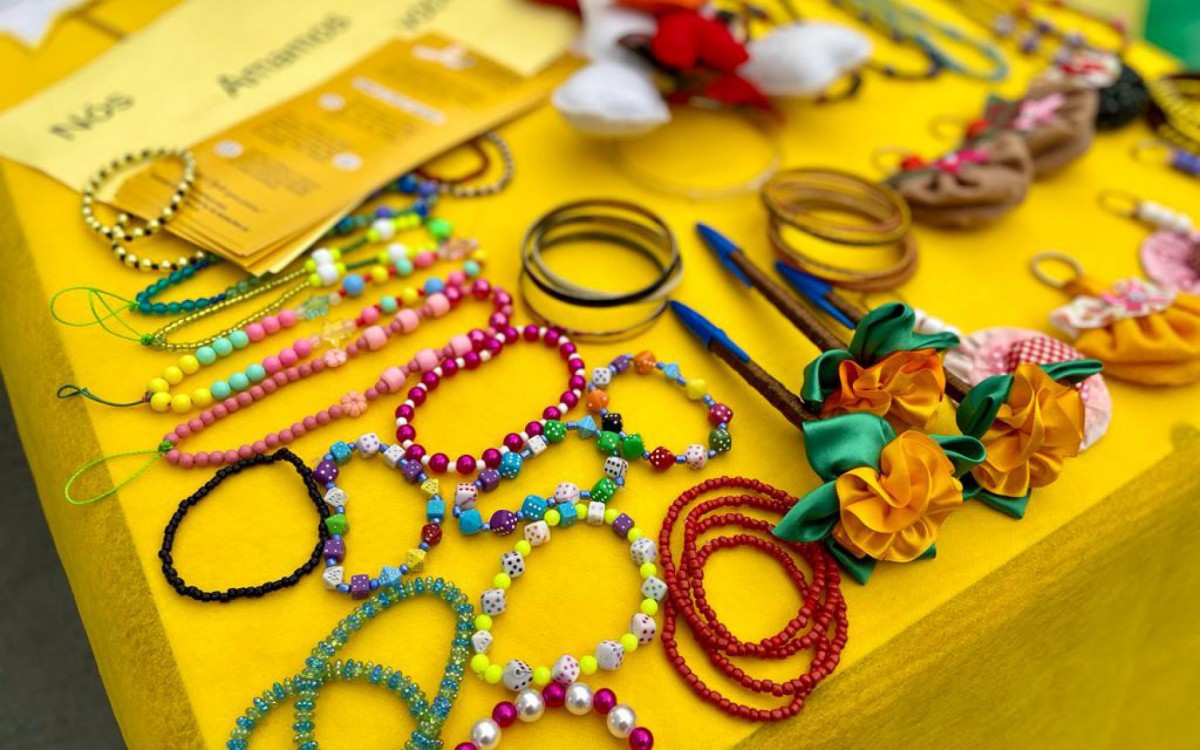 Tendas colocaram em exposi&ccedil;&atilde;o trabalhos feitos pelos pacientes nas oficinas de artesanato, como, pulseiras de mi&ccedil;angas, tapetes, chaveiros, porta-toalhas, entre outros