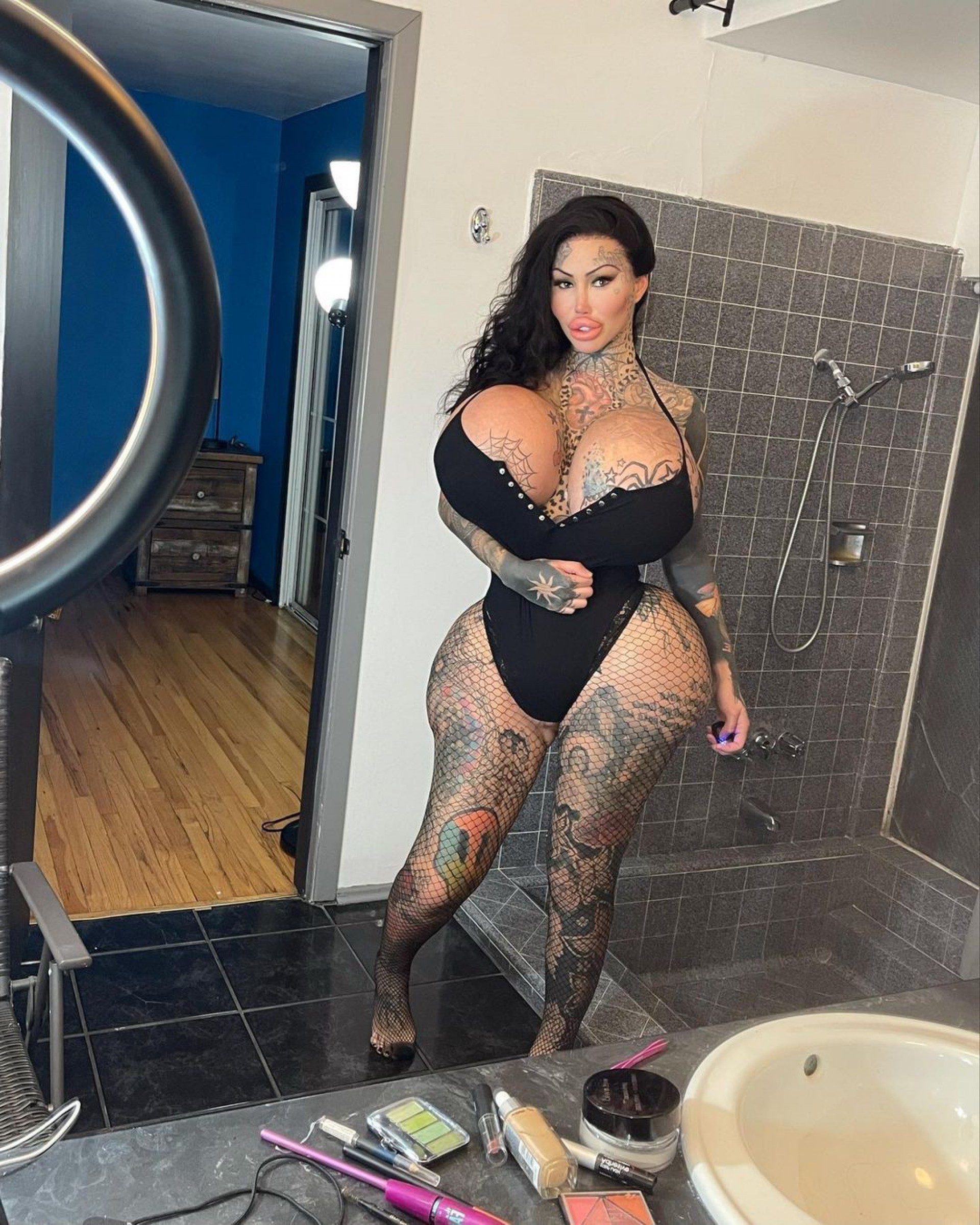 Influenciadora digital Mary Magdalene reclama de dores por conta do tamanho do silicone nos seios - Reprodução Internet