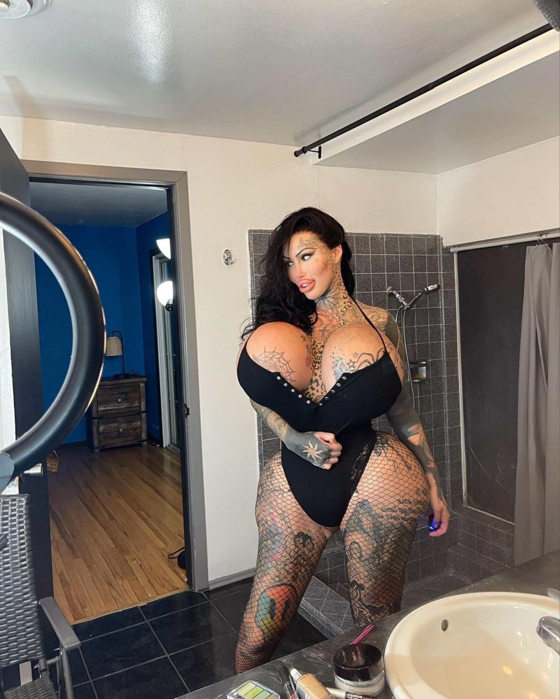 Influenciadora digital Mary Magdalene reclama de dores por conta do tamanho do silicone nos seios - Reprodução Internet